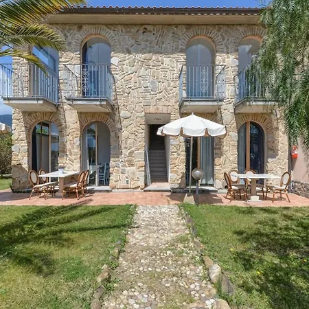 Dolores Castle Aparthotel 3*