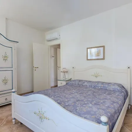 Dolores Castle Aparthotel 3*